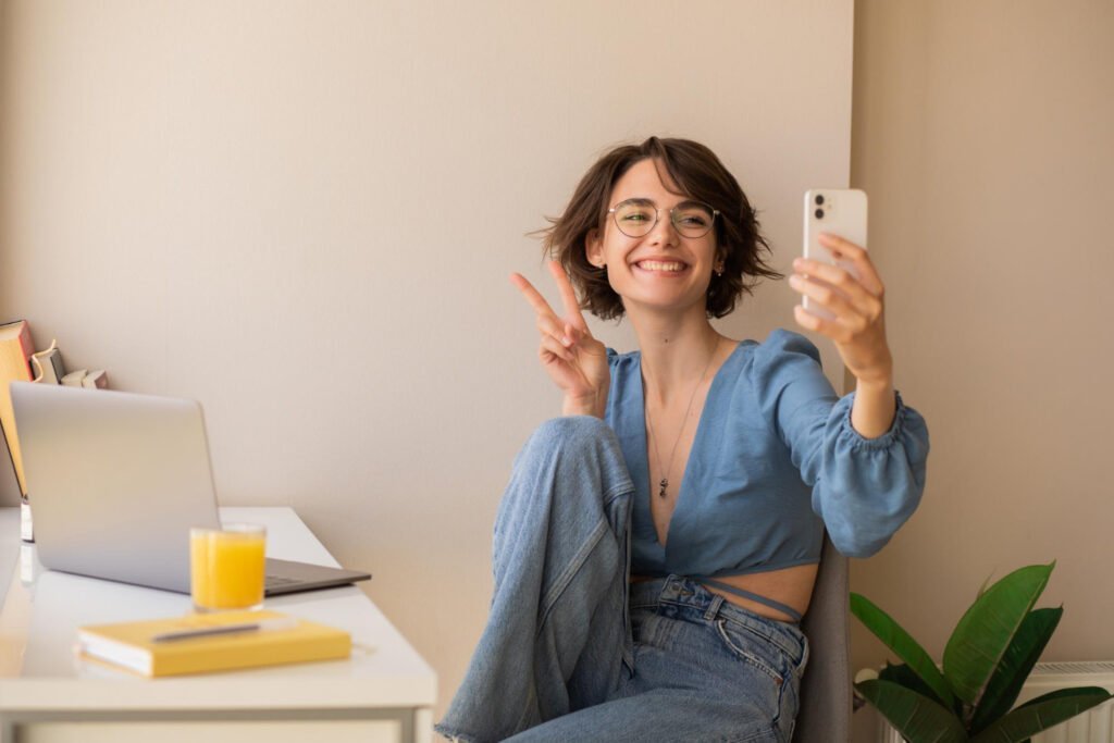 pretty-woman-tiene-videollamada-telefono